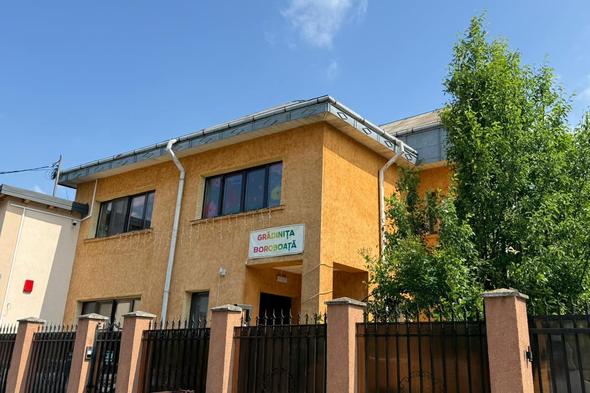 Fațada clădirii Grădinița Boroboață, cu firma grădiniței deasupra intrării