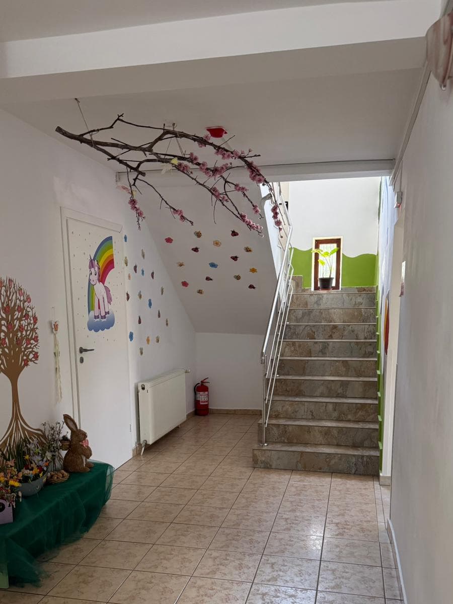Holul cu scara spre etaj, decorat cu flori de cireș