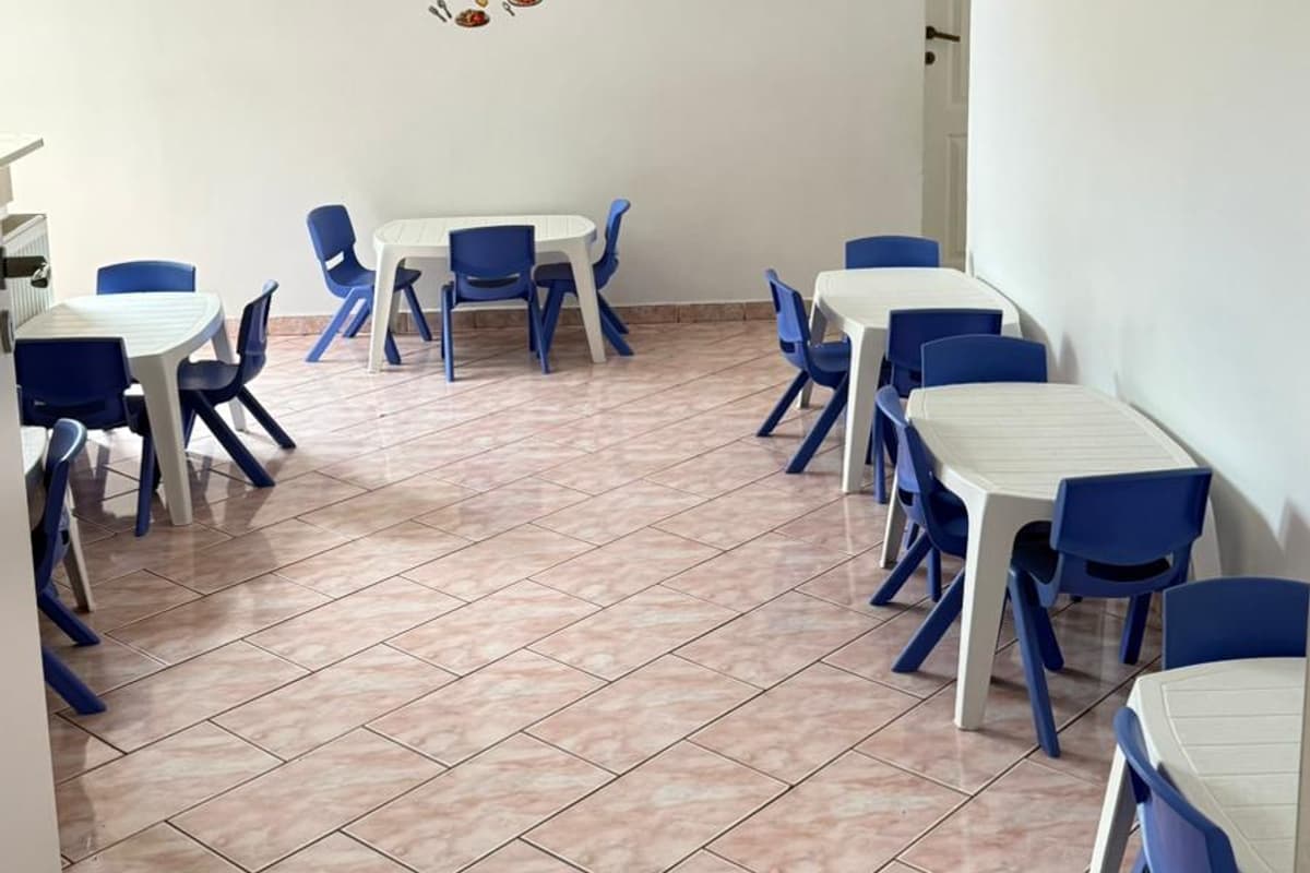 Sala de mese, cu măsuțe și scăunele albastre